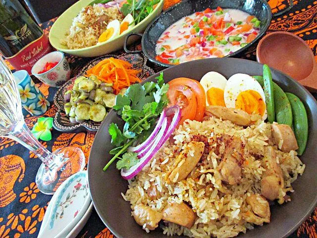 ヨーグルトとカレーの漬け込みチキンでビリヤニ🍗かけつつ食べるサラダはライタ🌿|ふかرさん