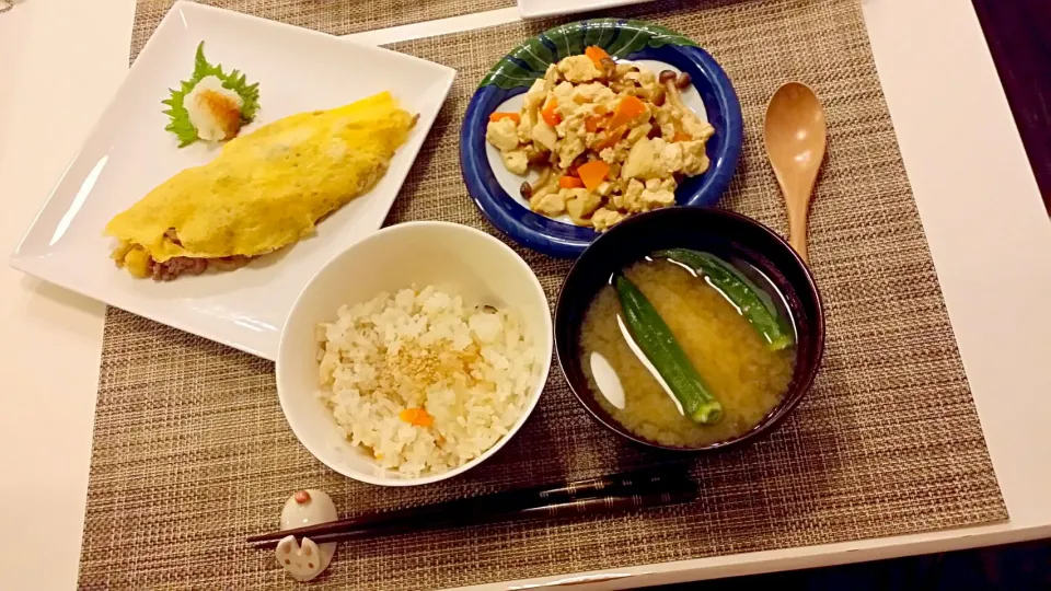 今日の夕食　和風ミートオムレツ、炒り豆腐、エリンギの炊き込みご飯、オクラの味噌汁|pinknari🐰🌈さん