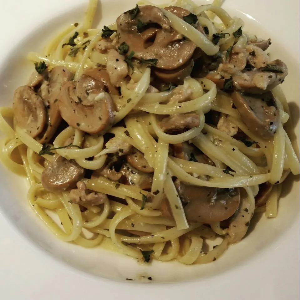 Snapdishの料理写真:Linguine w/ Mushroom & Chicken|Natalieさん