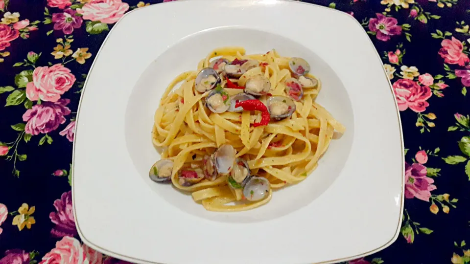 Snapdishの料理写真:agliooliofettucinne|Iput Maretta Kurniaさん