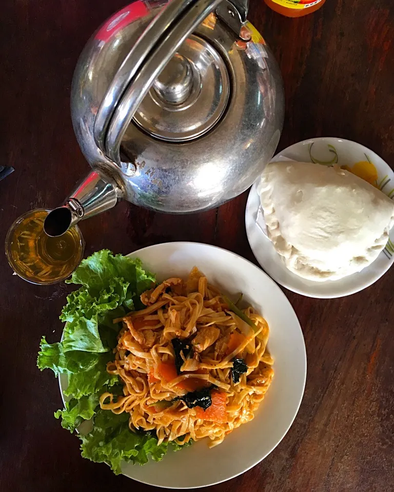 Khmer Fried Noodles at Lily Restaurant in Siemreap Cambodia|jirawanさん