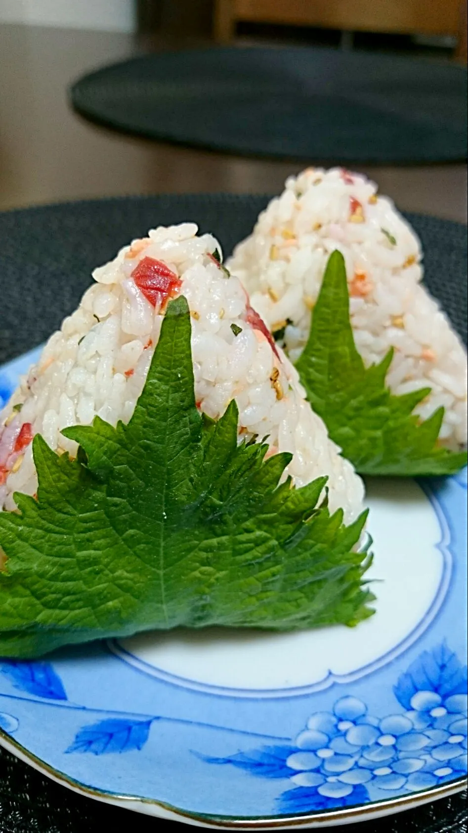 Snapdishの料理写真:梅しそ鮭おにぎり|ゆきりん。さん