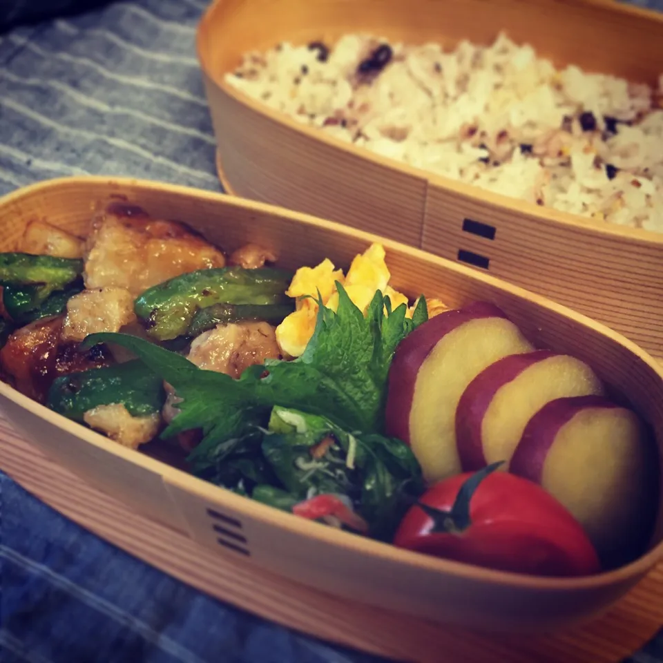 今日のお弁当。若鶏と蓮根と厚揚げとシシトウの黒酢炒め、鳴門金時のメープルシロップ煮、小松菜のちりめんじゃこ＆桜エビ蒸し、甘めの卵焼き。|Junさん