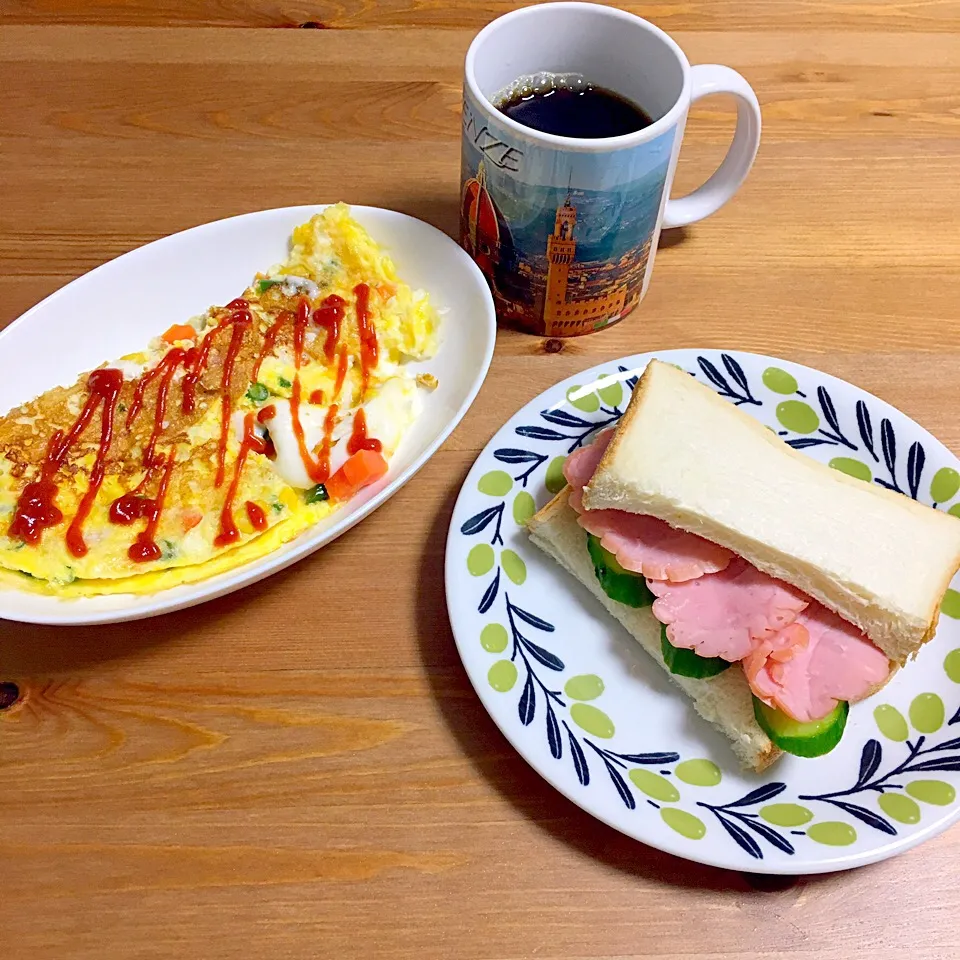 Snapdishの料理写真:1／26の朝食

ベジタブルオムレツ
キュウリとハムのサンドイッチ
コーヒー|Shirokoさん