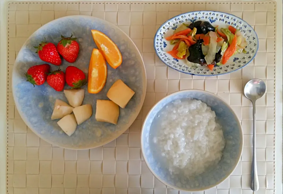 Breakfast: congee, fried vegetable, strawberry, orange, apple, pear.|Liciaさん