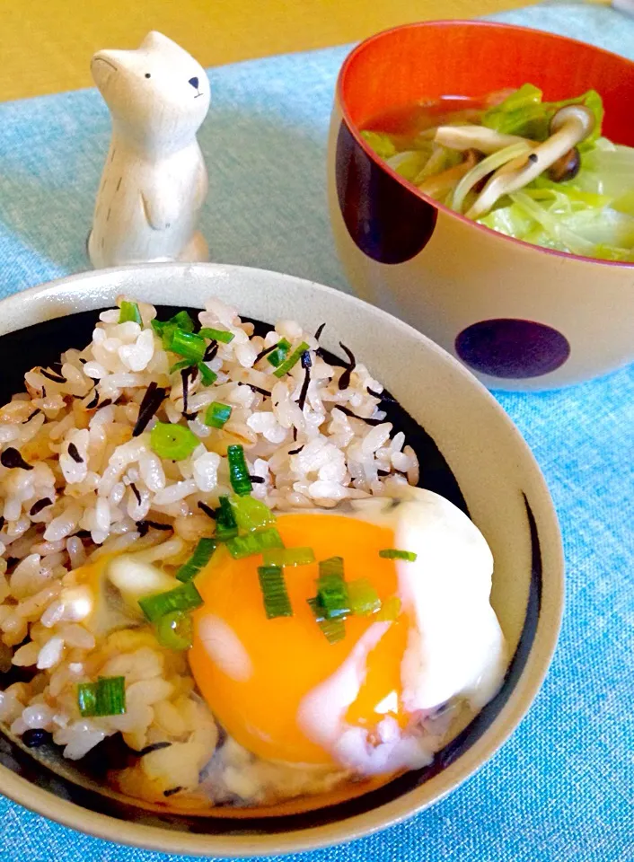 朝ごはん  ひじきごはん半熟卵のせ、野菜スープ|砂雪さん