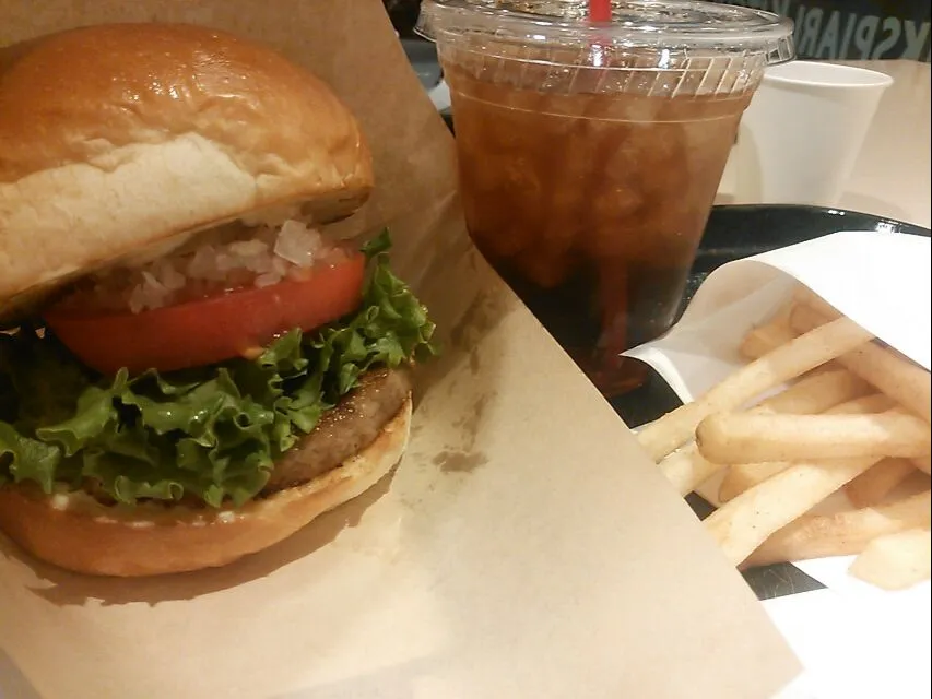 Snapdishの料理写真:イクスピアリのCaliforniaバーガー(≧∀≦)♪|Kayo Matsudaさん