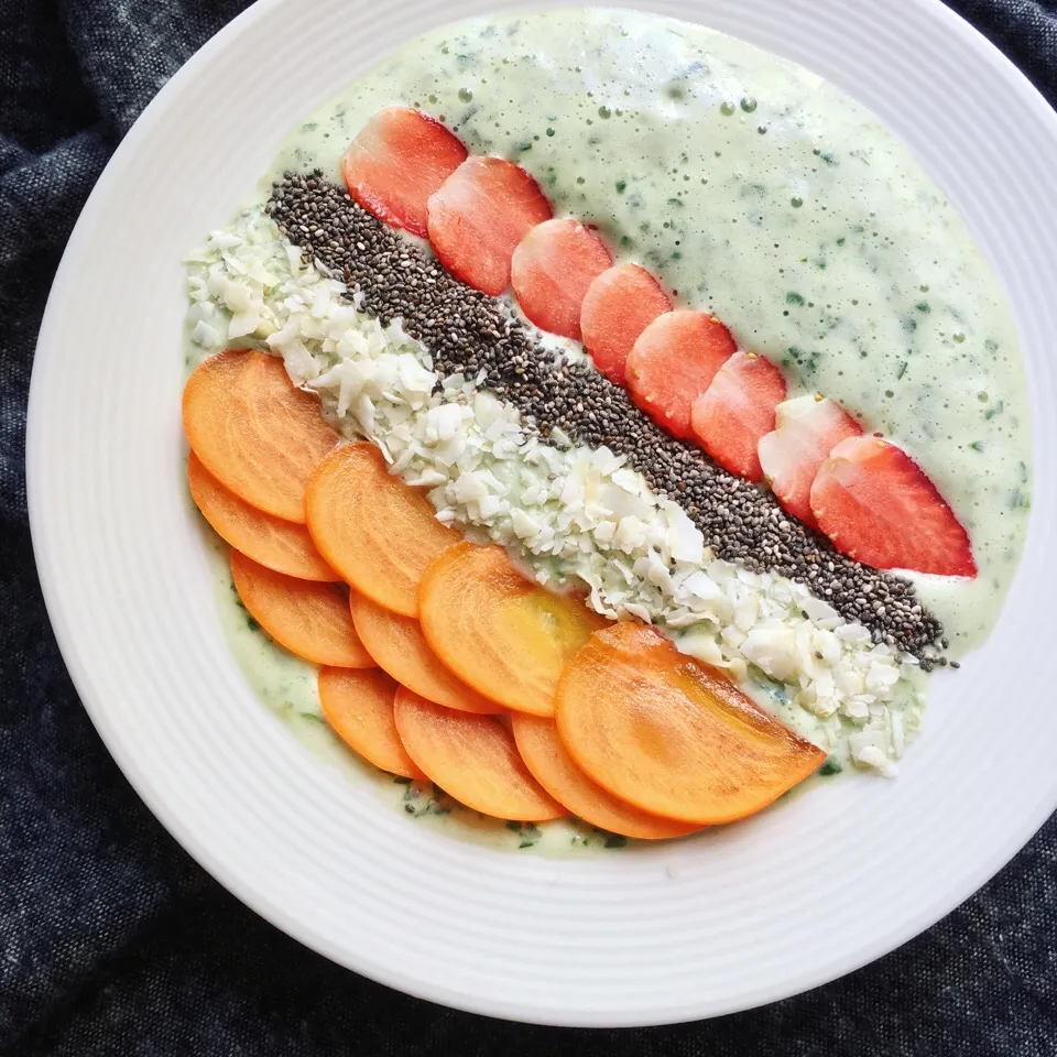 Matcha & baby spinach smoothie bowl with fresh fruits, chia seeds and coconut flakes|coxiella24さん