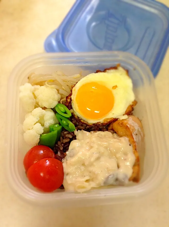 Today's lunch box. サーモンソテーw/クリームソースのっけ♪|hoppycowさん