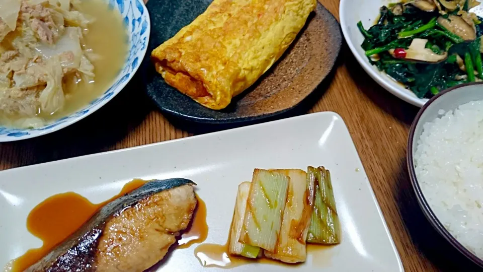 ・鰤の照り焼き、長ネギ添え
・白菜とシーチキンの炊きもの
・桜えび入だしまき卵
・ほうれん草とニンニクのピリ辛炒め|ようかんさん