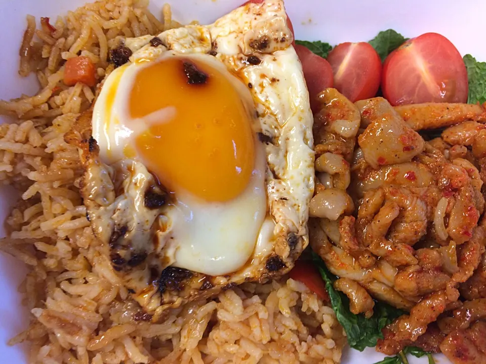 Snapdishの料理写真:Lunch bento of spicy tomato rice with chicken bulgogi, sunny side up and kale and cherry tomato|Ong Sor Fernさん