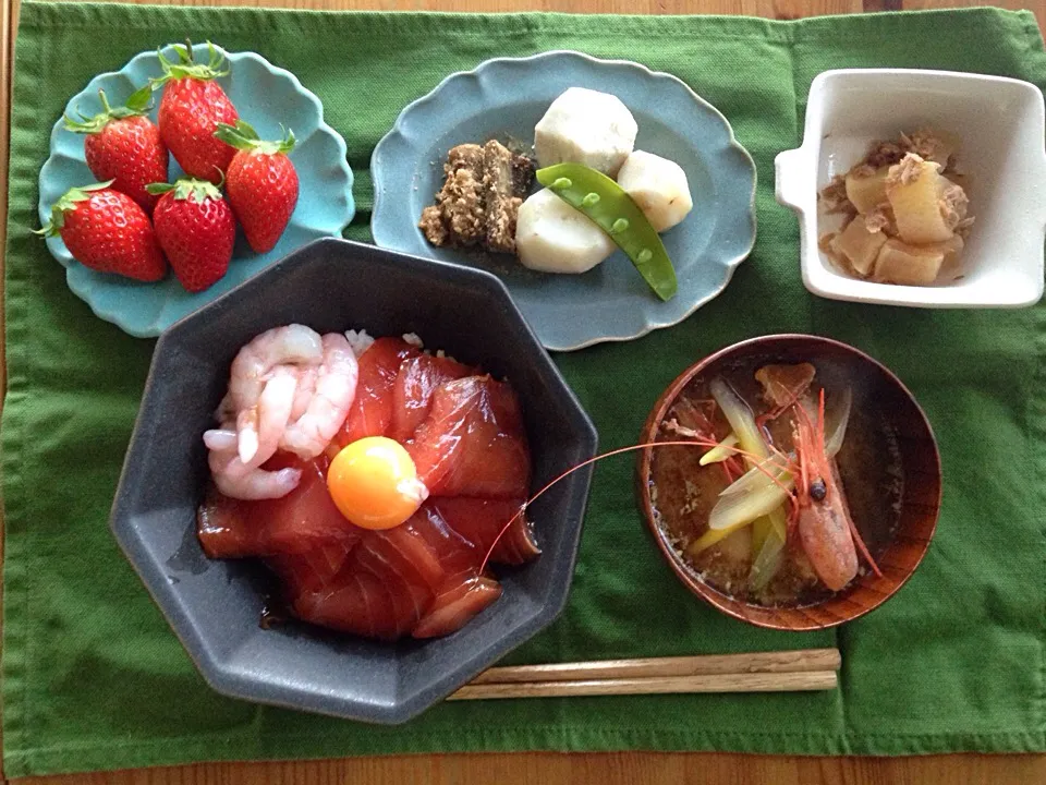 晩御飯
まぐろ漬け丼プラス甘エビ
甘エビの頭とねぎの味噌汁
里芋のダシ煮
大根とツナの煮物
ごぼうのゴマまみれ
イチゴ|ポペさん