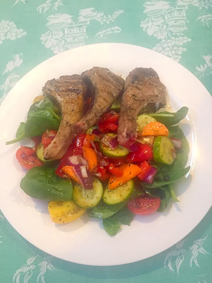 Lamb cutlets with raw veg salad|casey morganさん