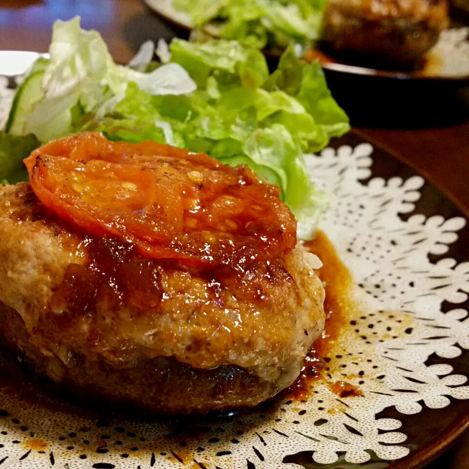 Snapdishの料理写真:トマト🍅とシイタケのハンバーグ|ふりるさん