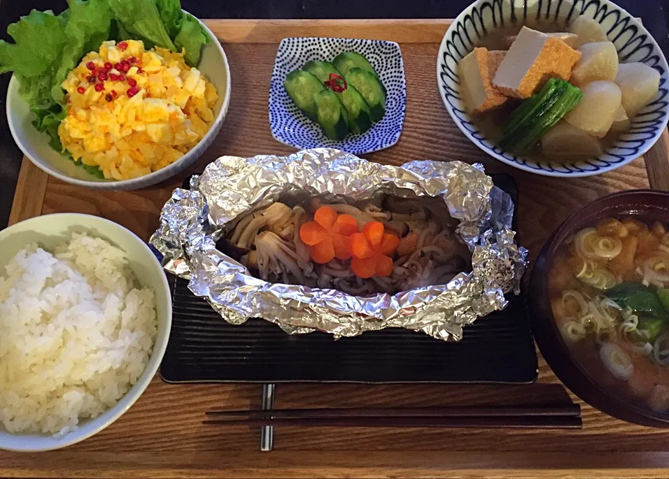 鮭の西京ホイル焼き
たまごサラダ
厚揚げとかぶの煮物
きゅうりの浅漬け
お麩と小松菜の味噌汁|ayumiさん