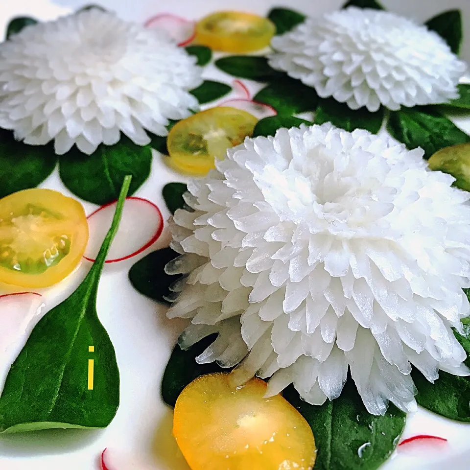 Snapdishの料理写真:かぶの菊花サラダ 《カービング》【Steamed Turnip Carved Like Chrysanthemum】|izoomさん