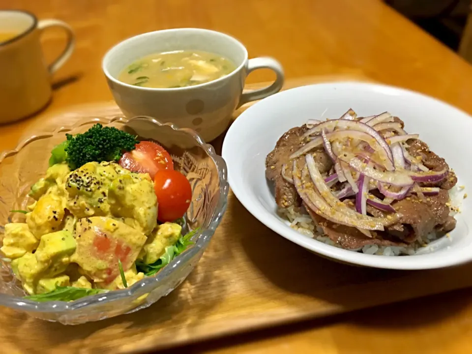 牛タン丼
エリンギと玉子のとろみスープ
アドカドとトマトのカレー風味サラダ|まゆさん