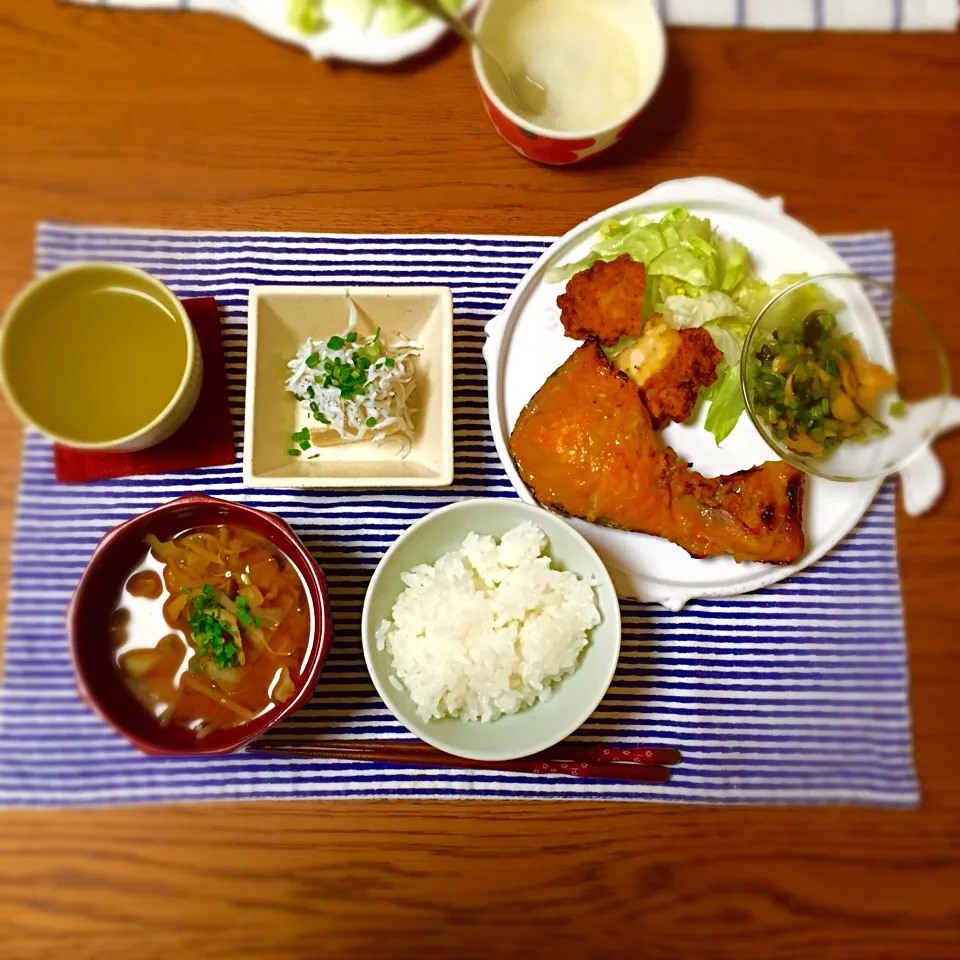 今日の夕飯★全体
・しゃけの西京焼き
・手作りチキンナゲット
・漬物
・冷奴しらすのせ
・お味噌汁|あさこさん