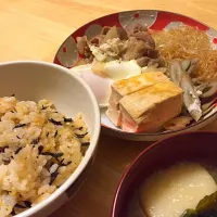 Snapdishの料理写真:にんじんとひじきの炊き込みご飯
ワカメとお麩のお味噌汁
すき焼き風|MeeDollyさん