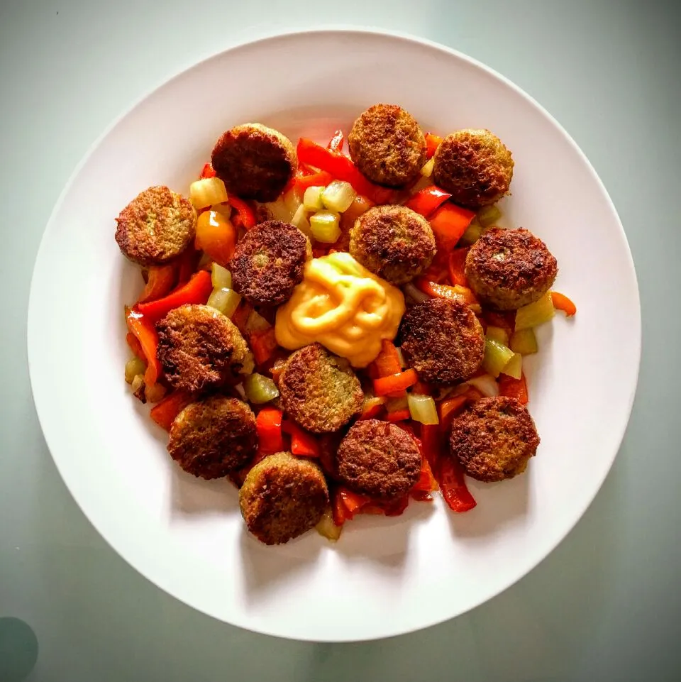 vegetarian falafel with red pepper and celery stir-fry|Stefan Labuschagneさん