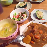 Snapdishの料理写真:カレー、アボカドグラタン、キャベツのコンソメスープ、サラダ|mananaさん