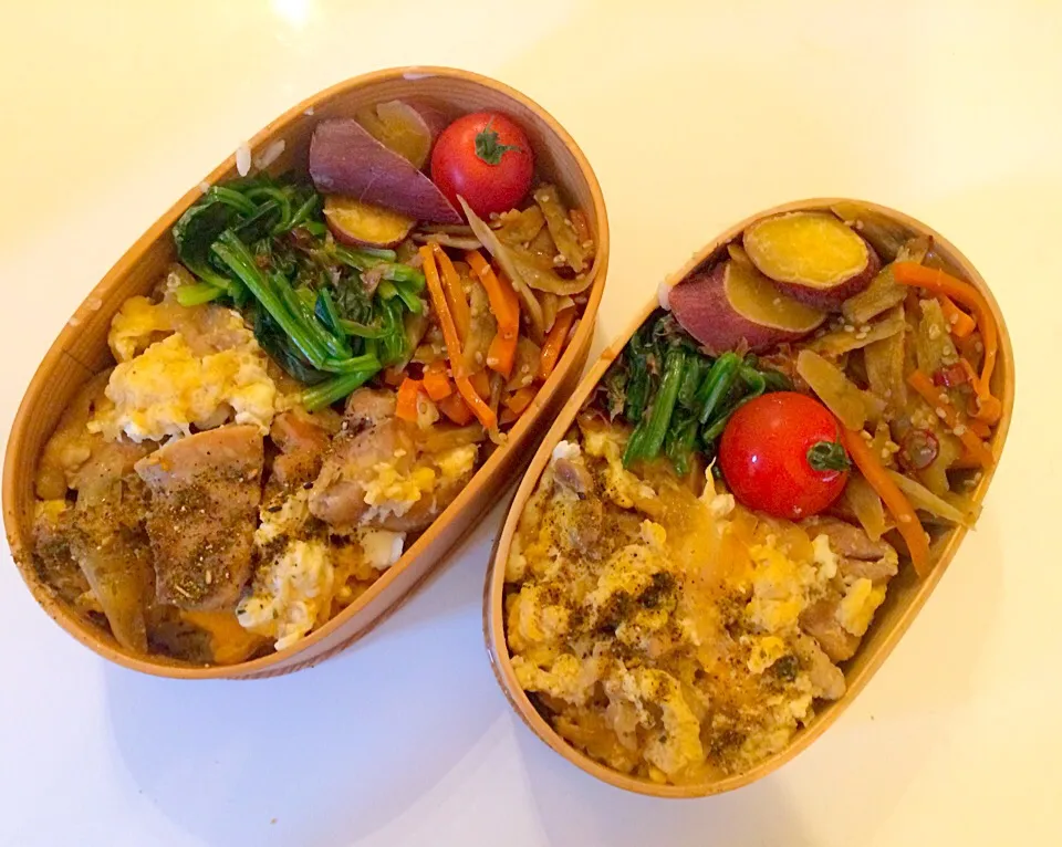 Snapdishの料理写真:今日のお弁当！
親子丼、きんぴらごぼう、サツマイモのレモン煮、ほうれん草のおひたし、卵焼きヽ(*＾ω＾*)ﾉ|mamigoさん