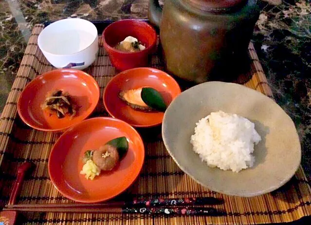 朝のお茶漬け 梅、鮭、お新香と湯葉(^-^)|💍ごはん🍚さん