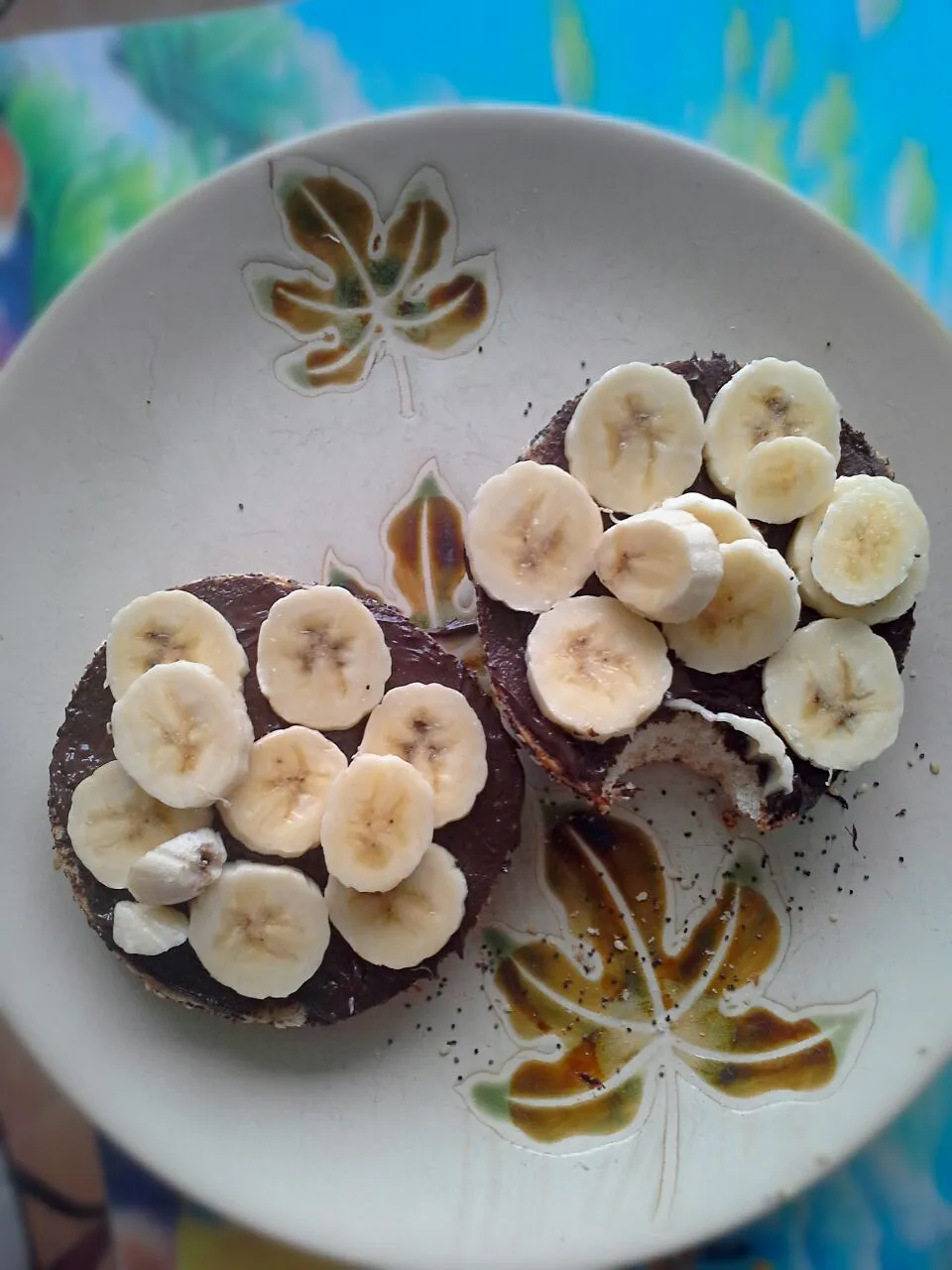 Bagel with chocolate flavored carob spread and bananas. #Vegan #veganfood #breakfast #keepitsimple #carob #delicious #moveovernutella|veganadianさん