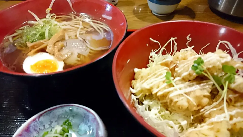 日替り定食は とり天丼とラーメン|ぶりじっとえいちぇるさん