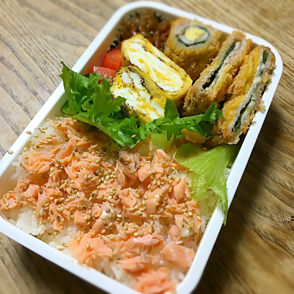 シソとチーズのハサミかつ      だし巻き    それと薄塩鮭から作ったフレークのお弁当|akiさん