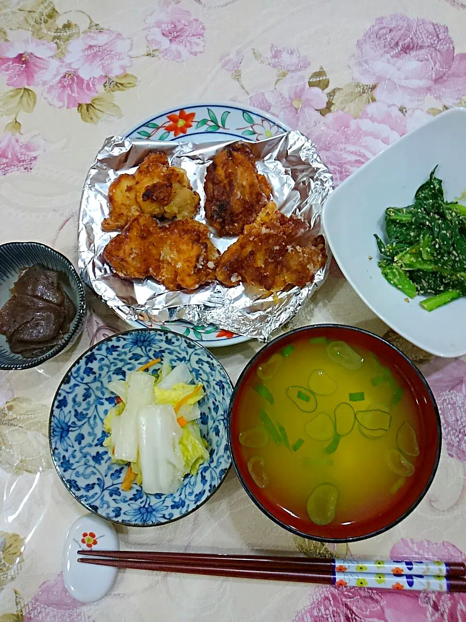 Snapdishの料理写真:鶏の竜田揚げ😋小松菜のごま和え😉ラーパーツァイ😊蒟蒻のピリ辛炒め|たえさん