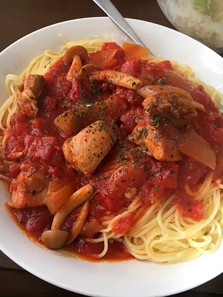 昨日余った鶏肉のトマトソースのパスタ|ひいさん