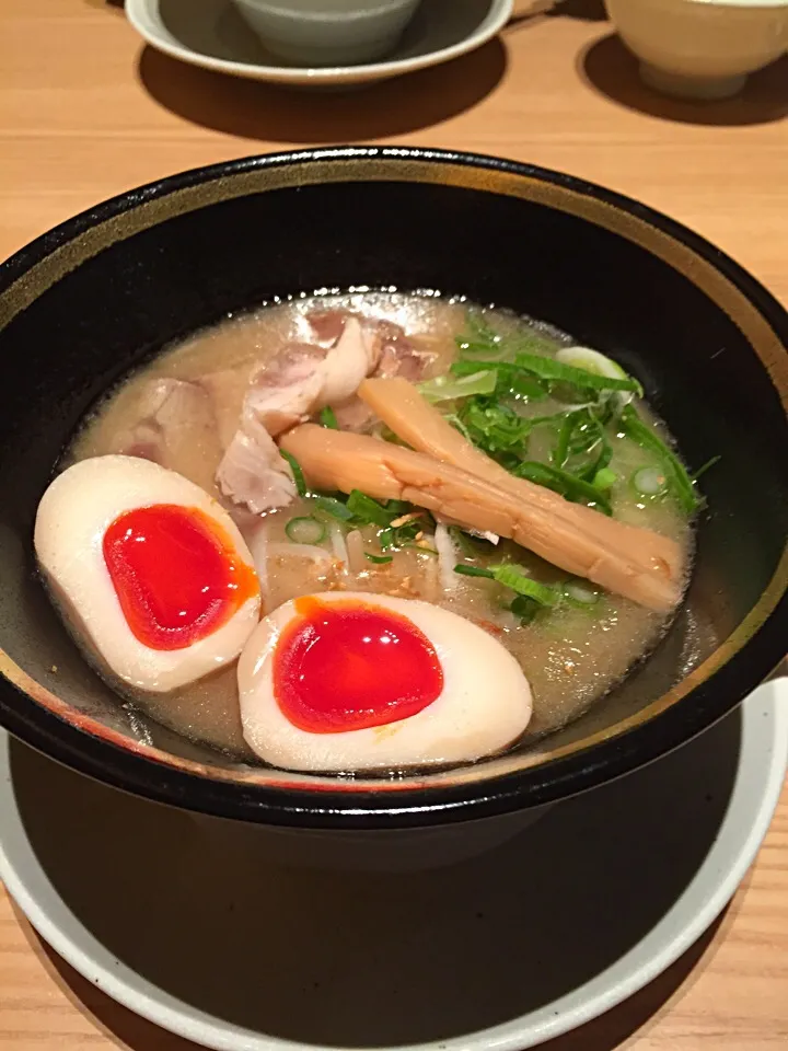 Snapdishの料理写真:塩見家 味玉豚骨塩ラーメン|Gashiさん