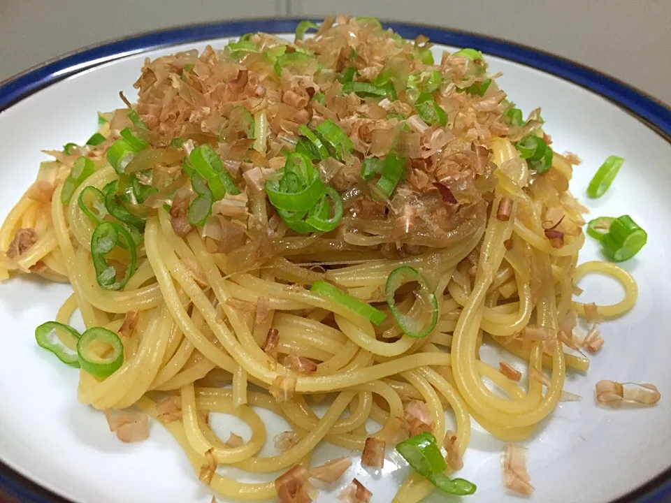 Snapdishの料理写真:ツナと玉ねぎのにんにく醤油パスタ|なみへいさん