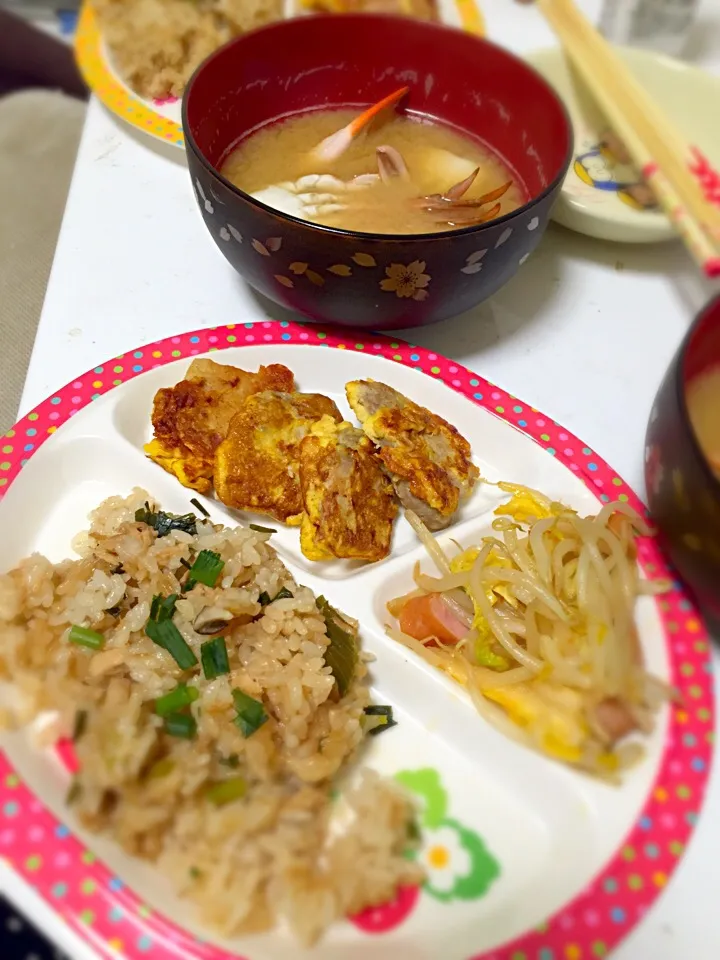 Snapdishの料理写真:今日は豪華♡ピカタ、テキトー炒め、炊き込みご飯、ワタリガニの味噌汁！|ぽちさん