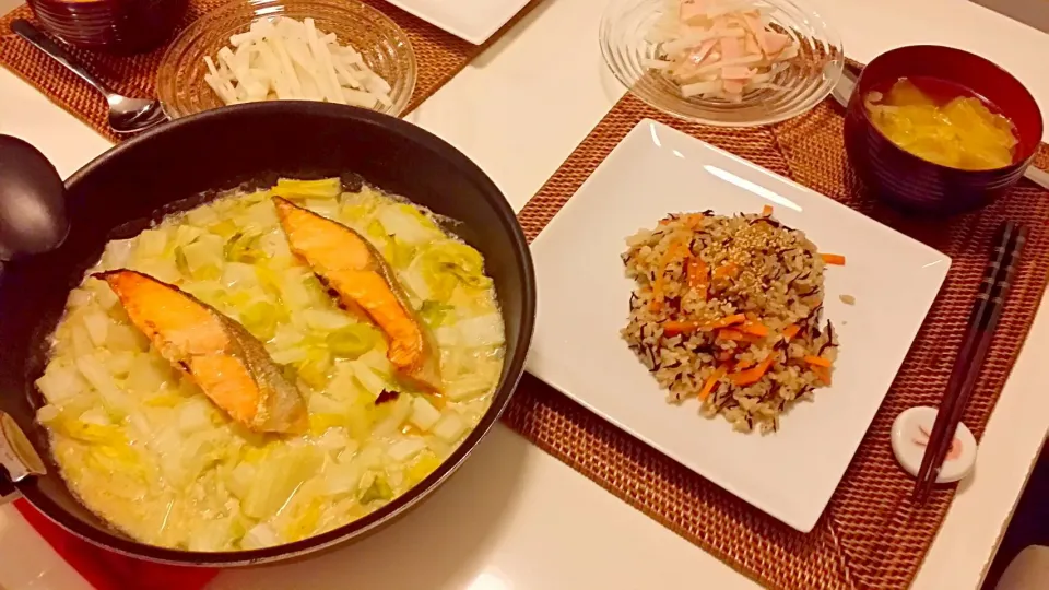 今日の夕食　鮭と白菜の味噌グラタン、大根サラダ、ひじきの炊き込みご飯、白菜の味噌汁|pinknari🐰🌈さん