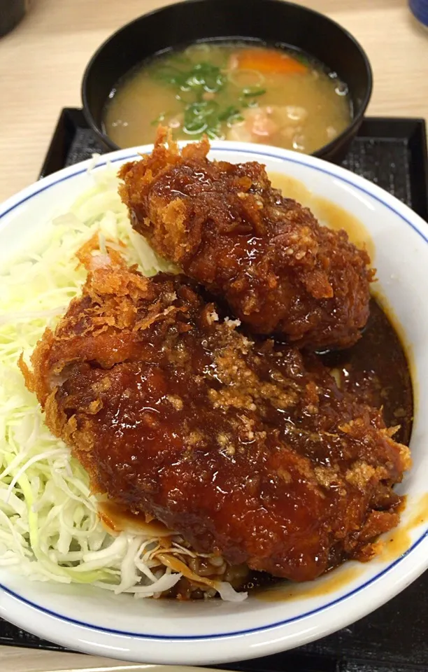 Snapdishの料理写真:デミグラスメンチカツ丼 とん汁|るみおんさん