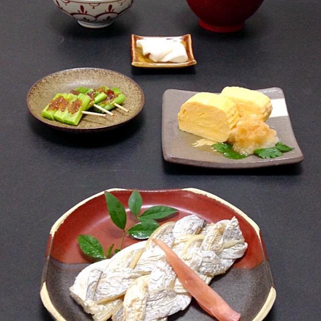 今晩は 結び太刀魚の酒盗焼 九条ねぎの焼き物 田楽味噌 だし巻き玉子 かぶ漬物 酒粕入り根菜と茸の味噌汁 さつまいも雑穀ご飯去年の昨日 三つ編みにした 太刀魚を焼いてい んだと昨日気付いたところ 今日仕事帰りに和歌山県産の太刀魚に出会ったならばと久しぶりに三つ編み