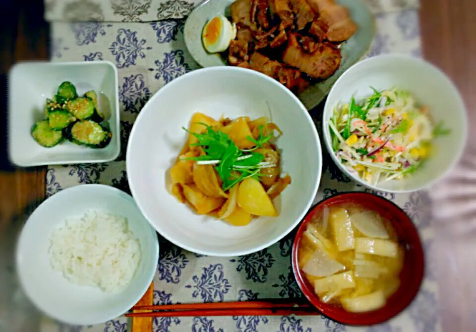 じゃがいものそぼろ煮
豚の角煮
きゅうりのごま和え
コールスローサラダ
大根と油揚げのお味噌汁|せりさん