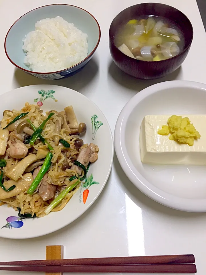 Snapdishの料理写真:鶏モモ、キノコ、切り干し大根の
バター醤油炒め|utayataさん