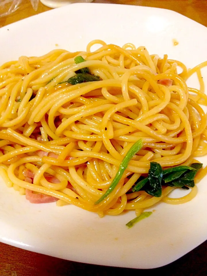 ほうれん草とベーコンの和風炒めパスタ🍝ほんのり醤油味|まいりさん