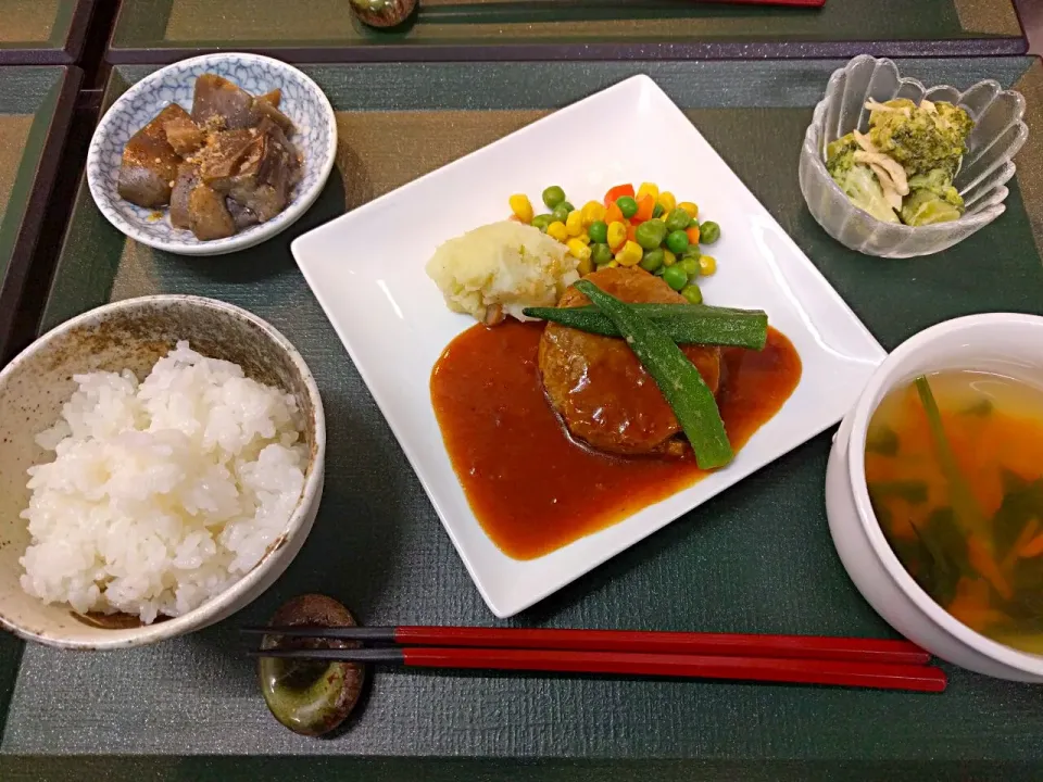 Snapdishの料理写真:ハンバーグ定食 食事サービス 夕食|sakumaさん