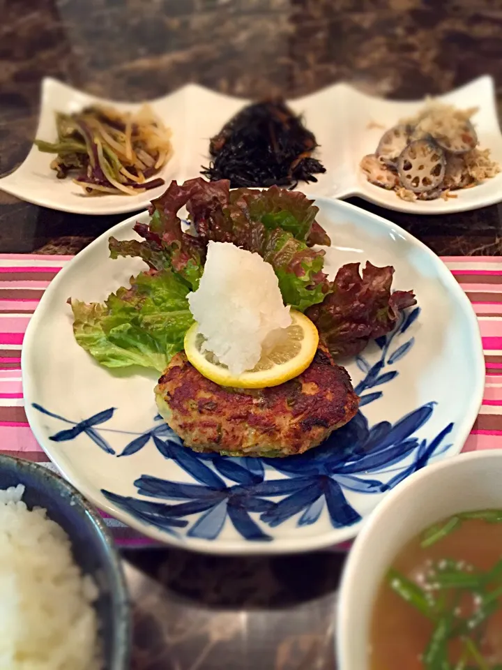 Snapdishの料理写真:キャベツたっぷりハンバーグで晩ごはん✨|りこでりこさん