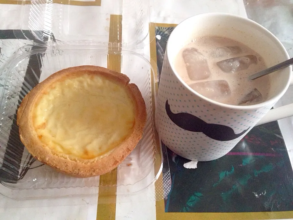 Store bought blueberry cheese tart with homemade iced milk tea|Emmaさん