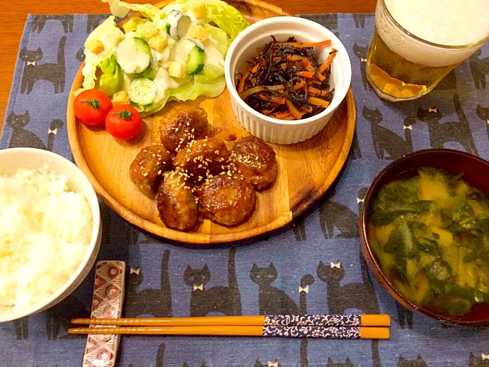 Snapdishの料理写真:甘酢肉だんご  ひじきの煮物 ほうれん草のお味噌汁|haseseさん