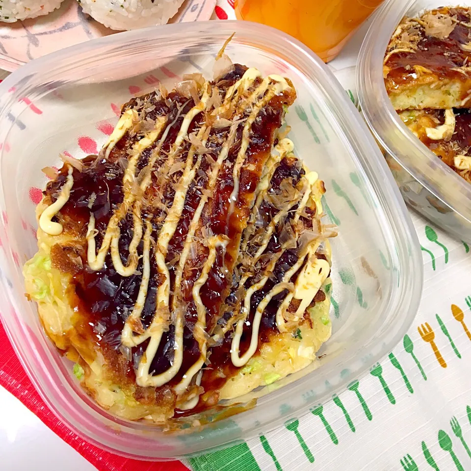 Snapdishの料理写真:お好み焼き、おにぎり、豆腐とシメジの味噌汁|しーさん