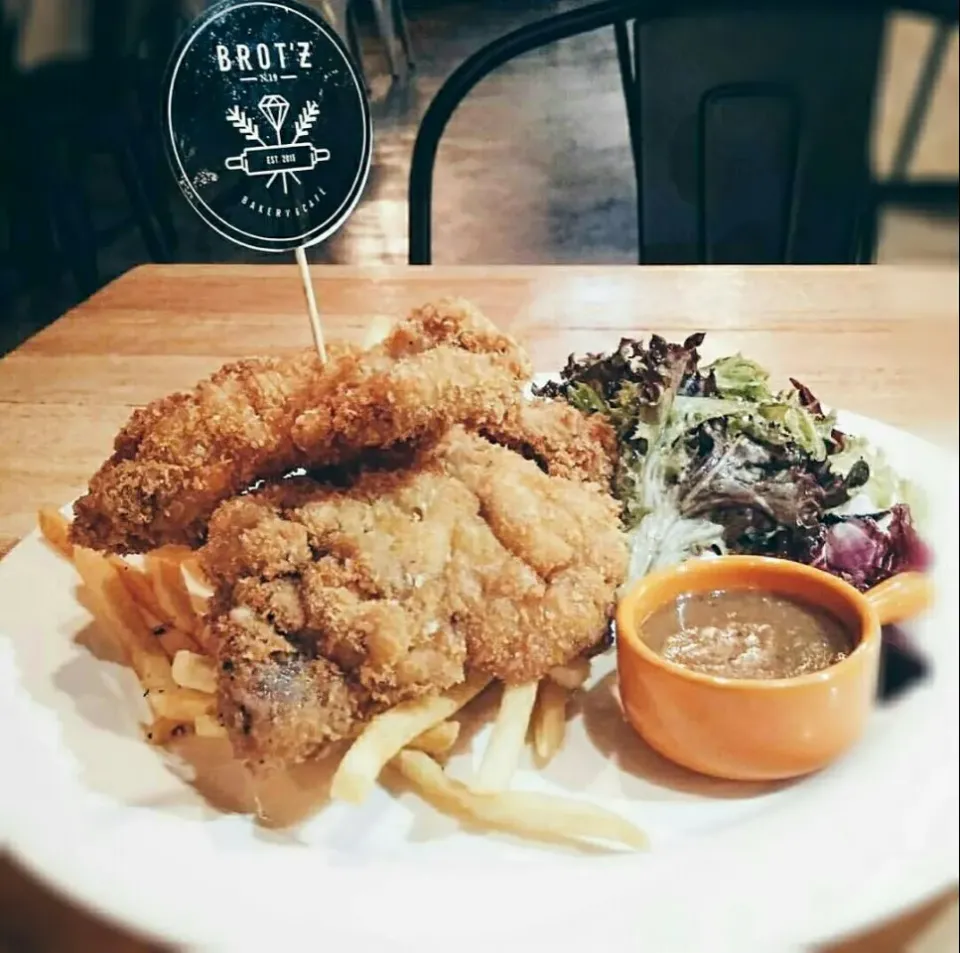 Snapdishの料理写真:Brot'z Signature Chicken Chop.
Brot'z N. 19 Bakery & Cafe.  https://m.facebook.com/brotzn19cafe/|Joe Vivekさん