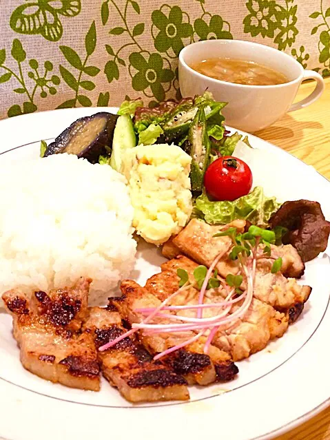 Grilled pork marinated with miso 
今日の木曜トモさんランチは、豚ロース肉味噌漬け焼き！
ご飯お代わりします！

#cflat #cafe #OSAKA #shinsaibashi #心斎橋 #南船場 #カフェ #英会話|心斎橋  C Flat Cafeさん