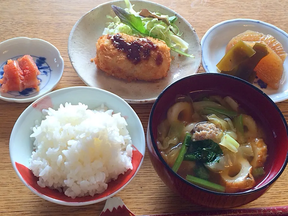 具だくさん味噌汁と昨日の残り物で、お昼ごはん🍚|Kazuさん