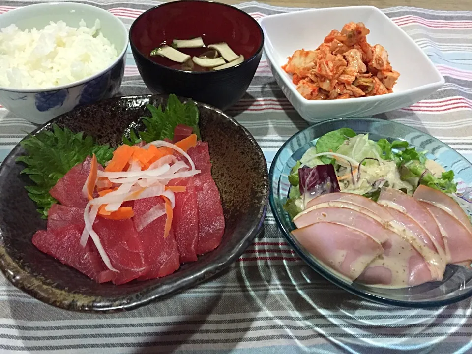 まぐろ刺身・サイコロ胸肉キムチ和え・ハムサラダ・エリンギすまし汁〜1/10晩御飯|まーままさん